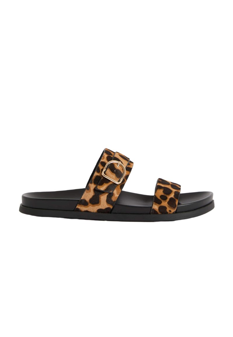Sandaler med leopardmönster och två breda remmar samt en detalj i guldspänne. Svart gummisula med en slät yta. Hållbar konstruktion.