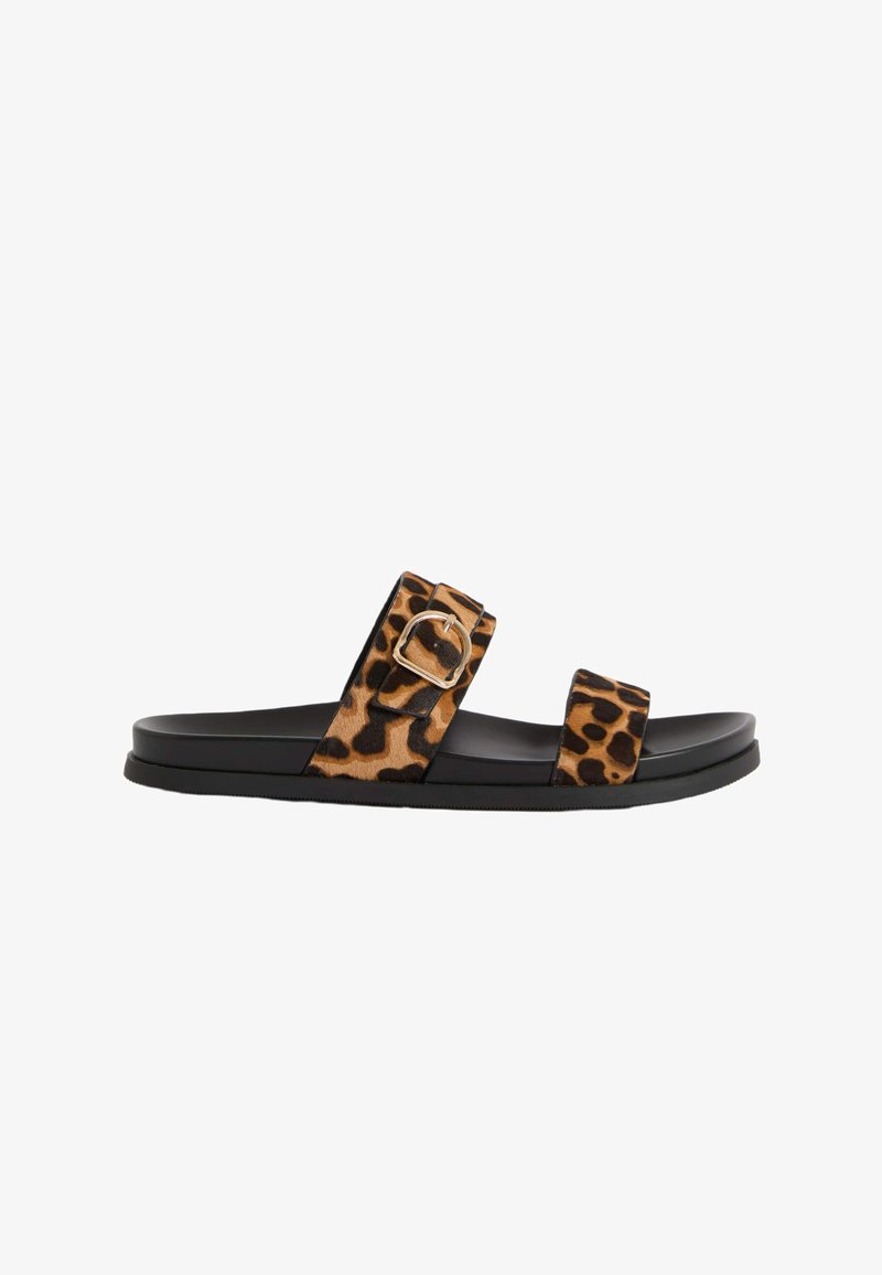 Sandály na klínku s leopardím potiskem, dvě široké pásky a zlatá sponka. Černá gumová podrážka s hladkým povrchem. Odolná konstrukce.