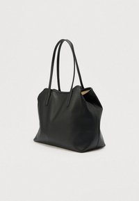 Melna ādas tote soma ar diviem gariem rokturiem, mīkstu tekstūru un minimālistisku dizainu. Soma ir ar plašu atvērumu un stingru apakšu.