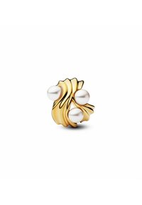 Anello color oro con un design ondulato; presenta tre perle bianche lucide incastonate su una superficie liscia e sagomata.
