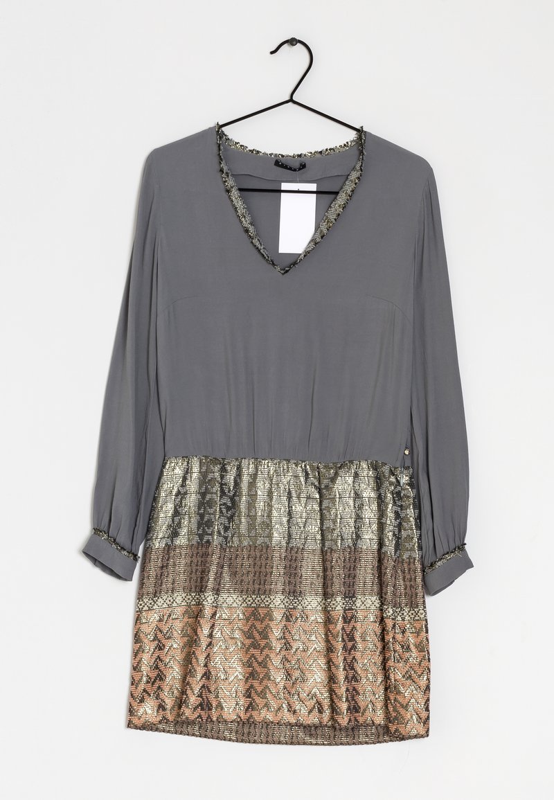 Graues Langarmkleid mit V-Ausschnitt, verziertem Dekolleté und einem strukturierten Metallic-Rock in Gold und Braun mit Fischgräten- und geometrischen Mustern.