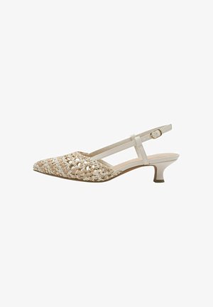 Beige vævet slingback sko med spids tå, der har en tekstureret overdel, lav kitten hæl og en justerbar rem.