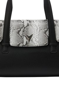 Sort håndtaske med en tekstureret læderkrop og en flap i slangeskindsprint i nuancer af grå og hvid, med en metallogo-accents.