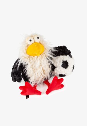 Plüschadler-Spielzeug mit flauschigen weißen und schwarzen Federn, großem gelben Schnabel, weit geöffneten Augen, leuchtend roten Füßen, das einen weichen schwarz-weißen Fußball hält.
