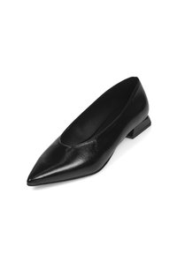 Zapato plano de punta afilada de cuero negro con un bajo tacón cuadrado. La superficie tiene una textura suave y un diseño minimalista con una silueta contorneada.