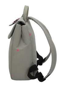 Mochila de tela gris con patrones de estrellas rosas, correas negras ajustables y un asa en la parte superior. Presenta un cierre de solapa seguro.