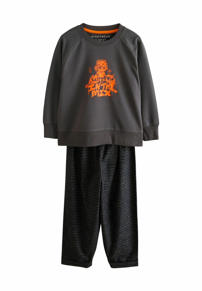 Szary sweatshirt z pomarańczowym napisem "IN THE MIX" w połączeniu z czarnymi spodniami dresowymi w kratkę. Miękki materiał, luźny krój, elastyczny pas.