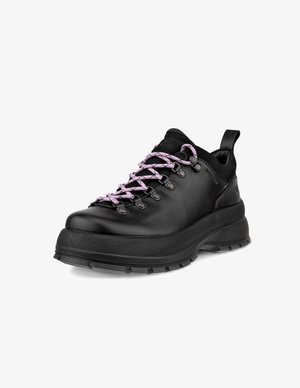 Chaussure de randonnée noire avec une surface texturée, des lacets roses et une semelle en caoutchouc robuste. Présente un bout renforcé et une bande de traction à l'arrière.