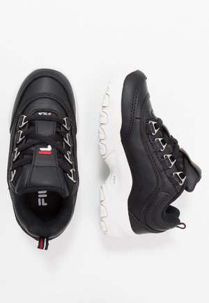Baskets noires à lacets avec tige en cuir synthétique, semelle en caoutchouc blanche et accents en métal argenté. Présente un logo sur la languette et le talon.