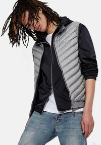 Herrjacka med dragkedja, med en grå vadderad framdel och svarta ärmar, tillverkad av syntetiska material, med en slät yta och slim fit.