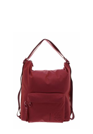 Bolso de hombro de tela roja con bolsillo frontal con cremallera y correas ajustables, mostrado sobre un fondo blanco.