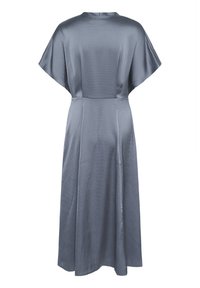 Sukienka o średniej długości, z fruwającymi rękawami, uszyta z miękkiej, lekkiej szarej tkaniny o gładkiej teksturze i prostym, eleganckim designie.