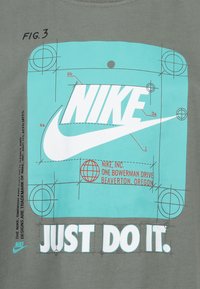 Nike Sportswear FUTURE UTILITY TEE - Print T-shirt - dark stucco