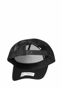 Schwarze Trucker-Kappe mit einer soliden Vorderseite und einem Netzrücken. Sie verfügt über einen gebogenen Schirm, einen verstellbaren Snap-Verschluss und interne Etikettendetails.