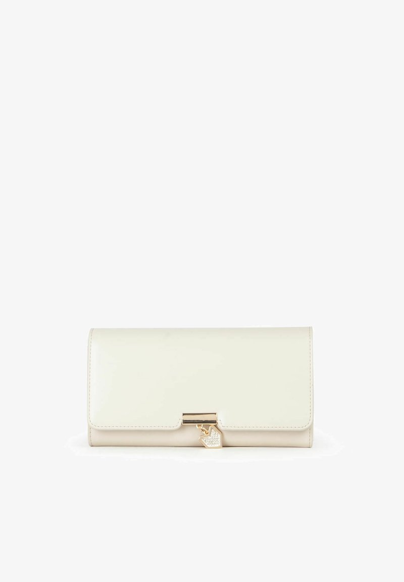 Crème-kleurige leren portemonnee met een gladde textuur, rechthoekige vorm en een goudkleurige sluiting met een hartjescharme detail.