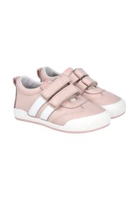 Zapatillas de piel rosa con rayas blancas, que cuentan con doble tira de velcro, puntera redondeada, forro suave y una suela de goma blanca en contraste.
