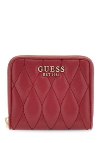 Rood gewatteerd leren portemonnee met gouden "GUESS EST 1981" logo en gouden rits op een witte achtergrond.
