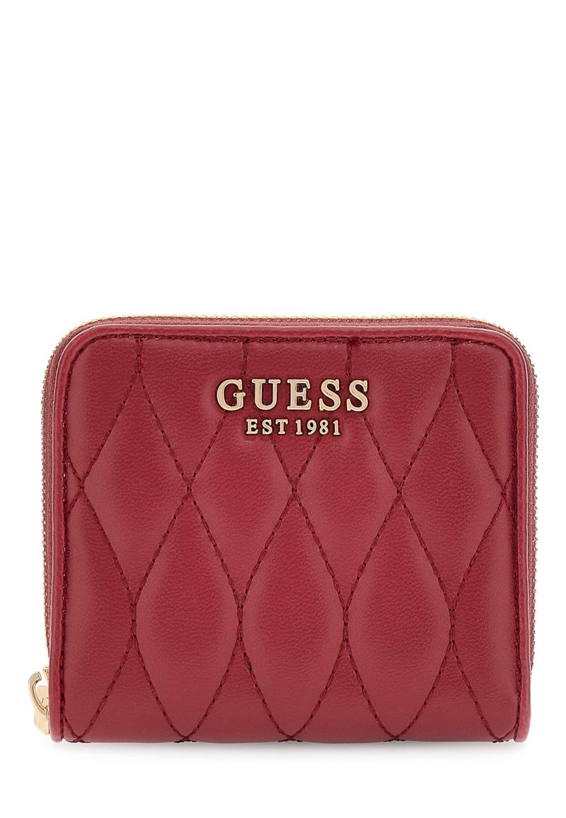 Rood gewatteerd leren portemonnee met gouden "GUESS EST 1981" logo en gouden rits op een witte achtergrond.
