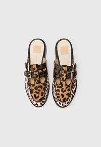 Pantofi slip-on cu imprimeu de leopard, având un superior neted, cu bretele negre și catarame argintii. Talpă plată și design cu vârf rotunjit.