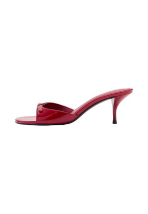 Zapato mule rojo de charol para mujer con punta abierta y tacón fino de altura media mostrado de perfil sobre un fondo blanco.