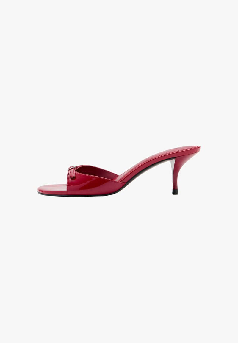 Mule femme en cuir verni rouge avec bout ouvert et talon fin de hauteur moyenne, vue de profil sur fond blanc.