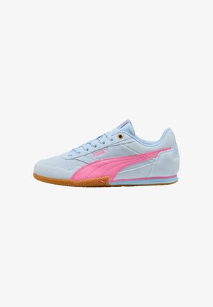 Lichtblauwe suède Puma sneaker met een roze streep, rubberen zool en vetersluiting, zijaanzicht op een witte achtergrond.