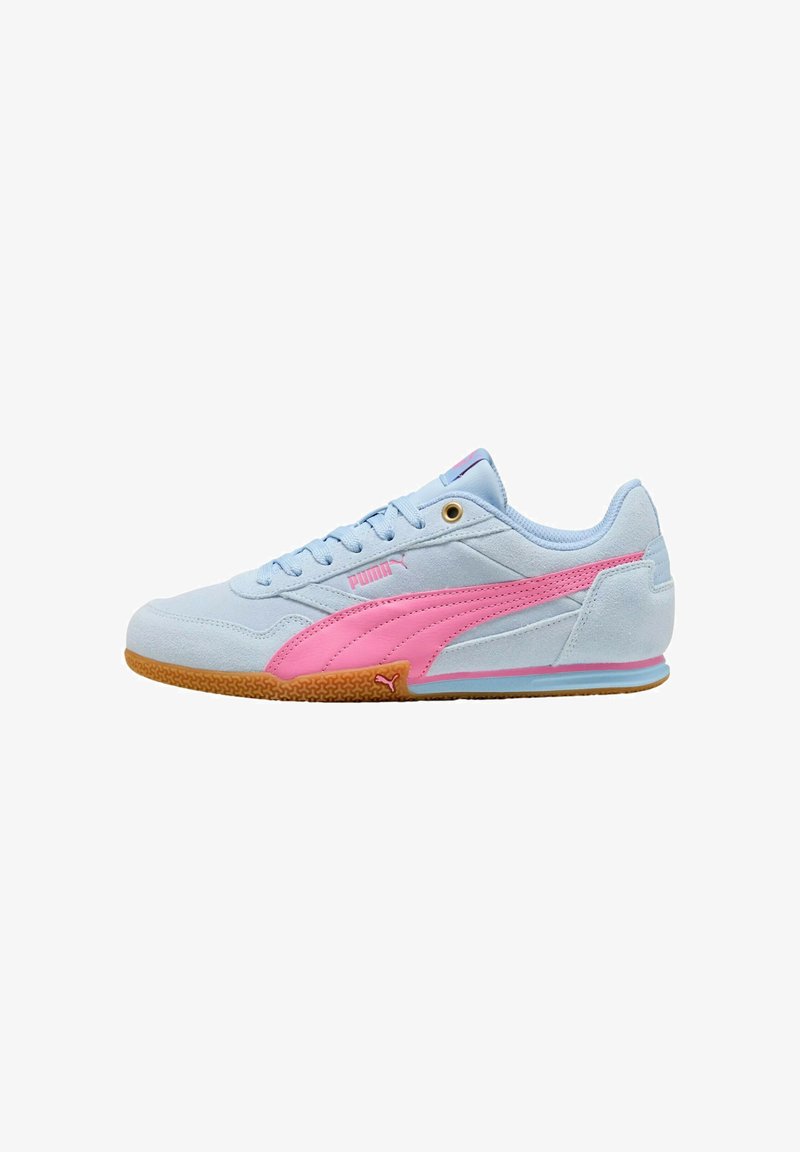 Lichtblauwe suède Puma sneaker met een roze streep, rubberen zool en vetersluiting, zijaanzicht op een witte achtergrond.