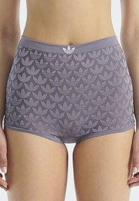 Fialové kraťasy s vysokým pasem a celoplošným vzorem listů a pruhů. Hladká tkanina s širokým elastickým pasem a jemným logem.