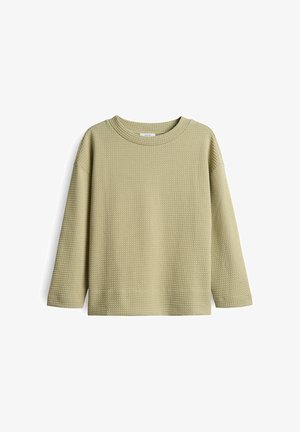 Beige Pullover aus Waffelstrick mit langen Ärmeln und Rundhalsausschnitt, flach auf einem weißen Hintergrund präsentiert.