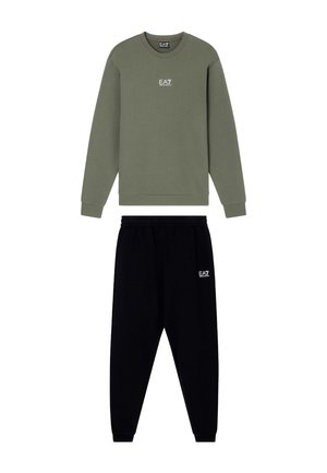 Felpa verde oliva con scollo a girocollo e logo bianco, abbinata a pantaloni jogger neri con vita elastica e polsini.