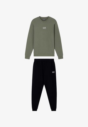 Felpa verde oliva con scollo a girocollo e logo bianco, abbinata a pantaloni jogger neri con vita elastica e polsini.