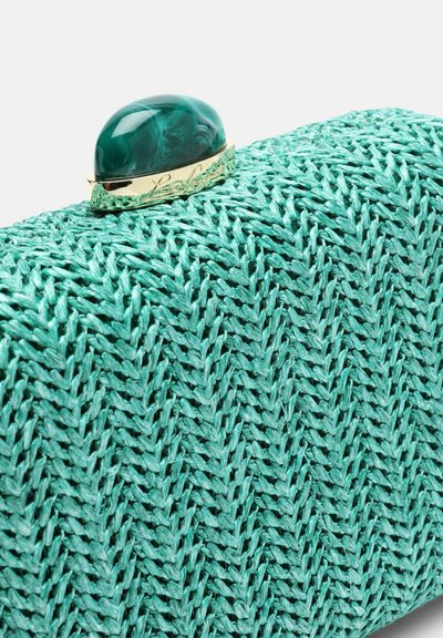 teal vævet clutch med en guldlås og en grøn ædelstensaccents. Den strukturerede overflade har et fiskebenmønster.