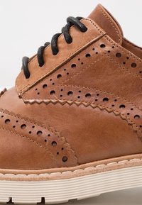 Clarks Šněrovací boty - brown