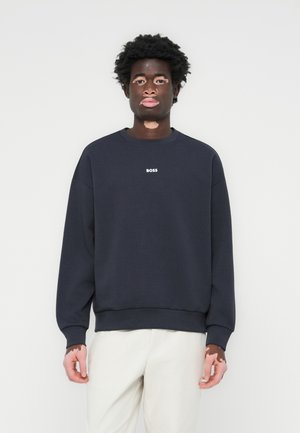 Marineblauw fleece sweatshirt met ronde hals, drop shoulders, ribgebreide manchetten en zoom; met een witte "BOSS" logo op de borst.