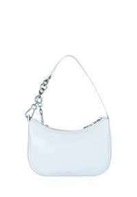 Sac à épaule en cuir blanc avec une forme incurvée. Il dispose d'une sangle en chaîne argentée et d'une fermeture éclair avec une surface texturée.
