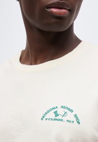 Patagonia REPAIR SHOP - Μπλουζάκι με στάμπα - undyed natural