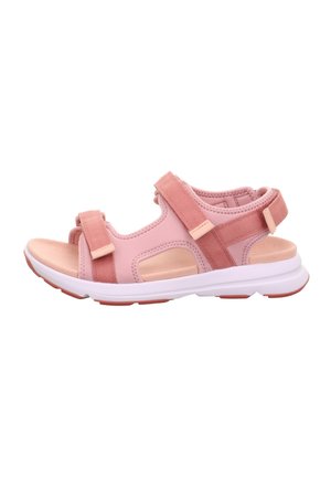Rosa verstellbare Sandalen mit einem weichen Stoffoberteil, ausgestattet mit Riemen und Ausschnitten für Atmungsaktivität, die auf einer weißen gepolsterten Sohle liegen.