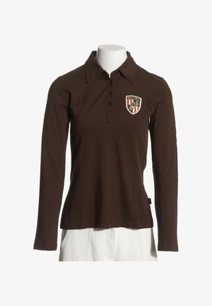 Długi rękaw ciemnobrązowa koszulka polo z kołnierzykiem, listwą na trzy guziki i małym haftowanym sportowym herbem na lewej piersi.