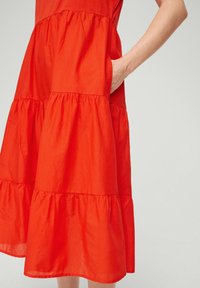 s.Oliver MIT VOLANTS - Robe de jour - dunkelorange
