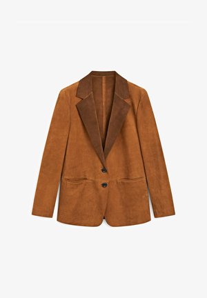 Brązowa zamszowa marynarka z klapami w szpic, dwoma czarnymi guzikami i dwiema przednimi kieszeniami. Gładka tekstura z kontrastującymi ciemniejszymi akcentami na kołnierzu.