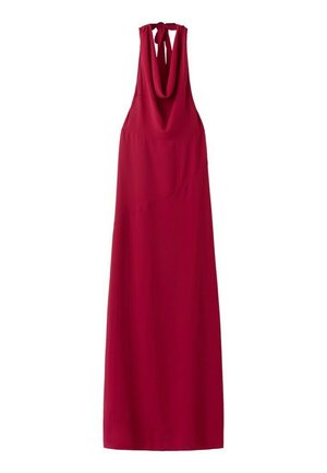 Vestido maxi rojo sin mangas con cuello halter y frente drapeado, silueta larga y fluida, y cierre trasero con lazo.