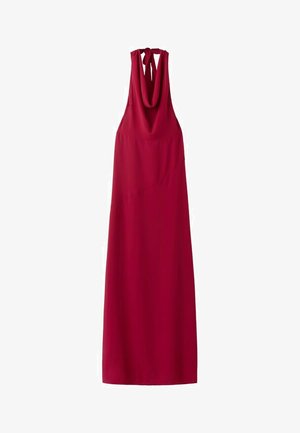 Robe maxi rouge sans manches avec col licou et devant drapé, silhouette longue et fluide, et fermeture nouée dans le dos.