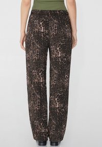 Leopardenmuster weite Hose in Braun und Schwarz, mit einem elastischen Bund und einem glatten, leichten Stoff.