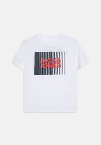 Balta kokvilnas t-kreklu ar grafisku druku, kurā ir teksts "JACK & JONES" sarkanā krāsā uz melna taisnstūra fona ar vertikālām līnijām.