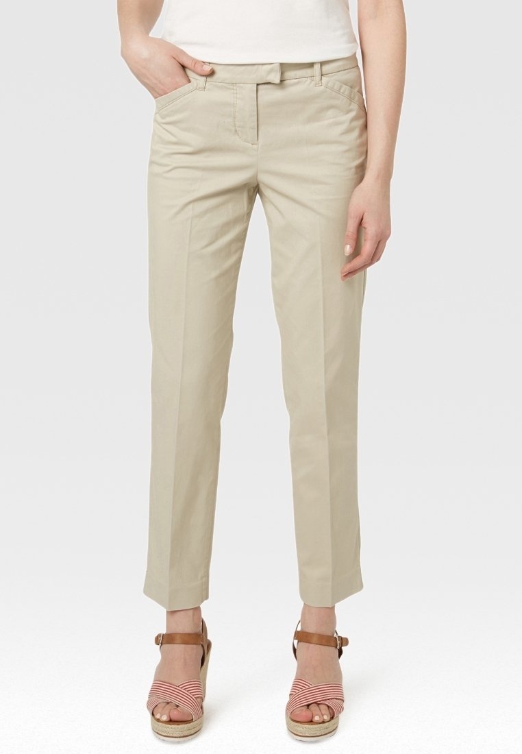 Beige bomullshöft med rak passform, med framfickor och en slät yta, i kombination med randiga espadrillosandaler.