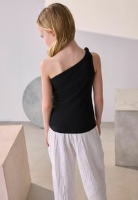 Next REGULAR FIT czarny