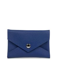 Portafoglio blu in pelle stile busta con superficie testurizzata, patta appuntita e chiusura a scatto rotonda in argento al centro.