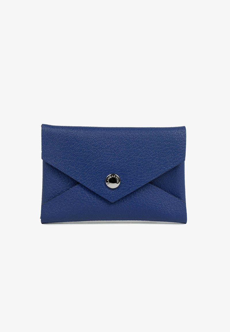 Portafoglio blu in pelle stile busta con superficie testurizzata, patta appuntita e chiusura a scatto rotonda in argento al centro.