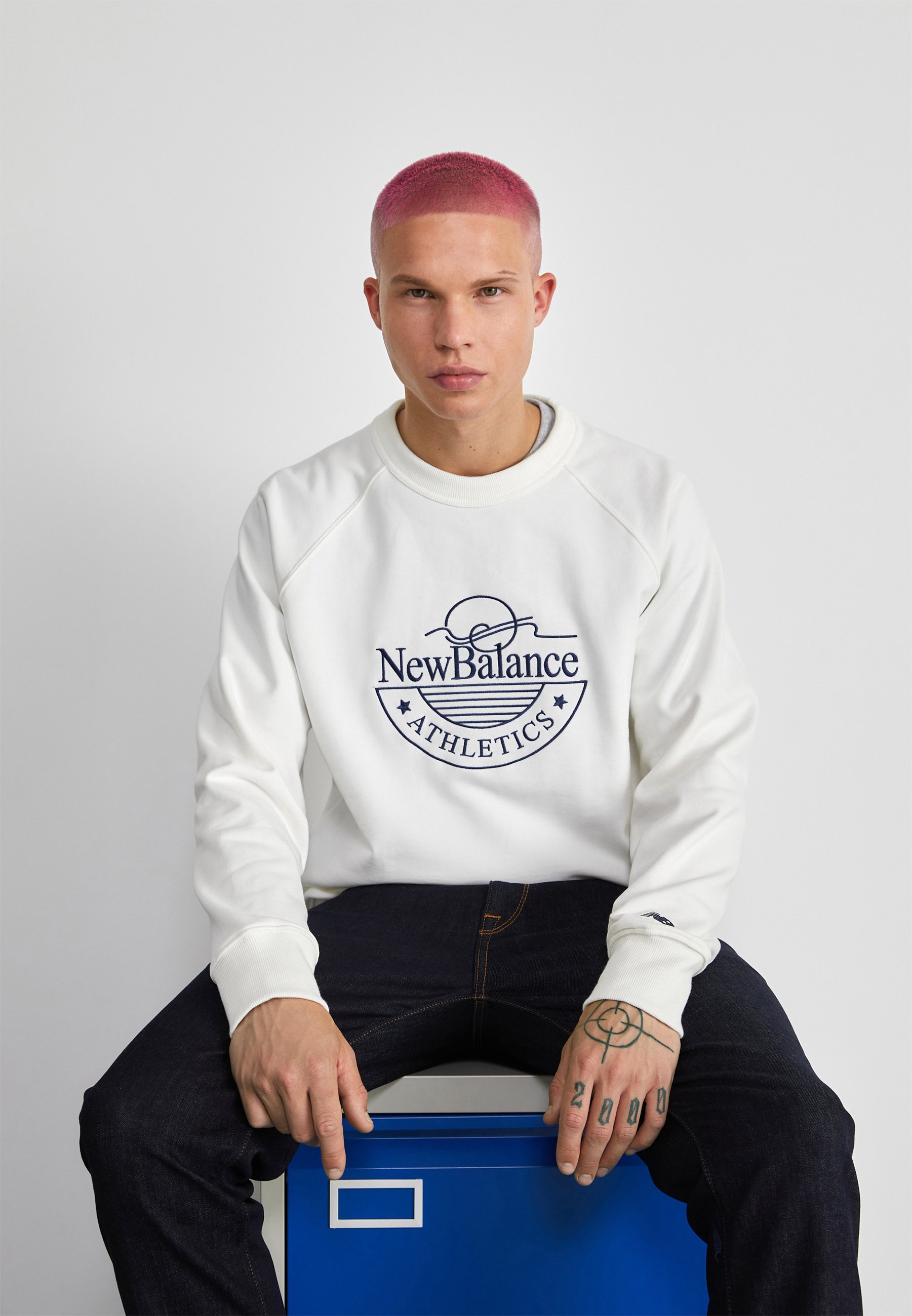New Balance ATHLETICS GRAPHIC CREW - Sweatshirt - sea salt/off-white -  Zalando.de