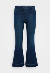 Jean évasé bleu foncé en denim, avec cinq poches, une fermeture à bouton et des coutures contrastées au bas.